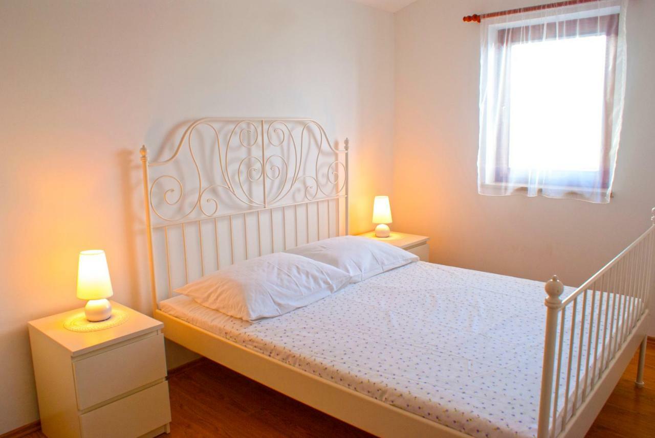 Apartmani Ribarica**** คาร์โลบัก ภายนอก รูปภาพ
